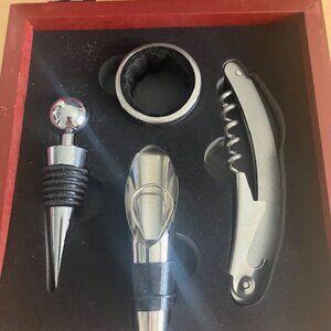 Wine accessories kit: waiter corkscrew, aerator, stopper and drip collar